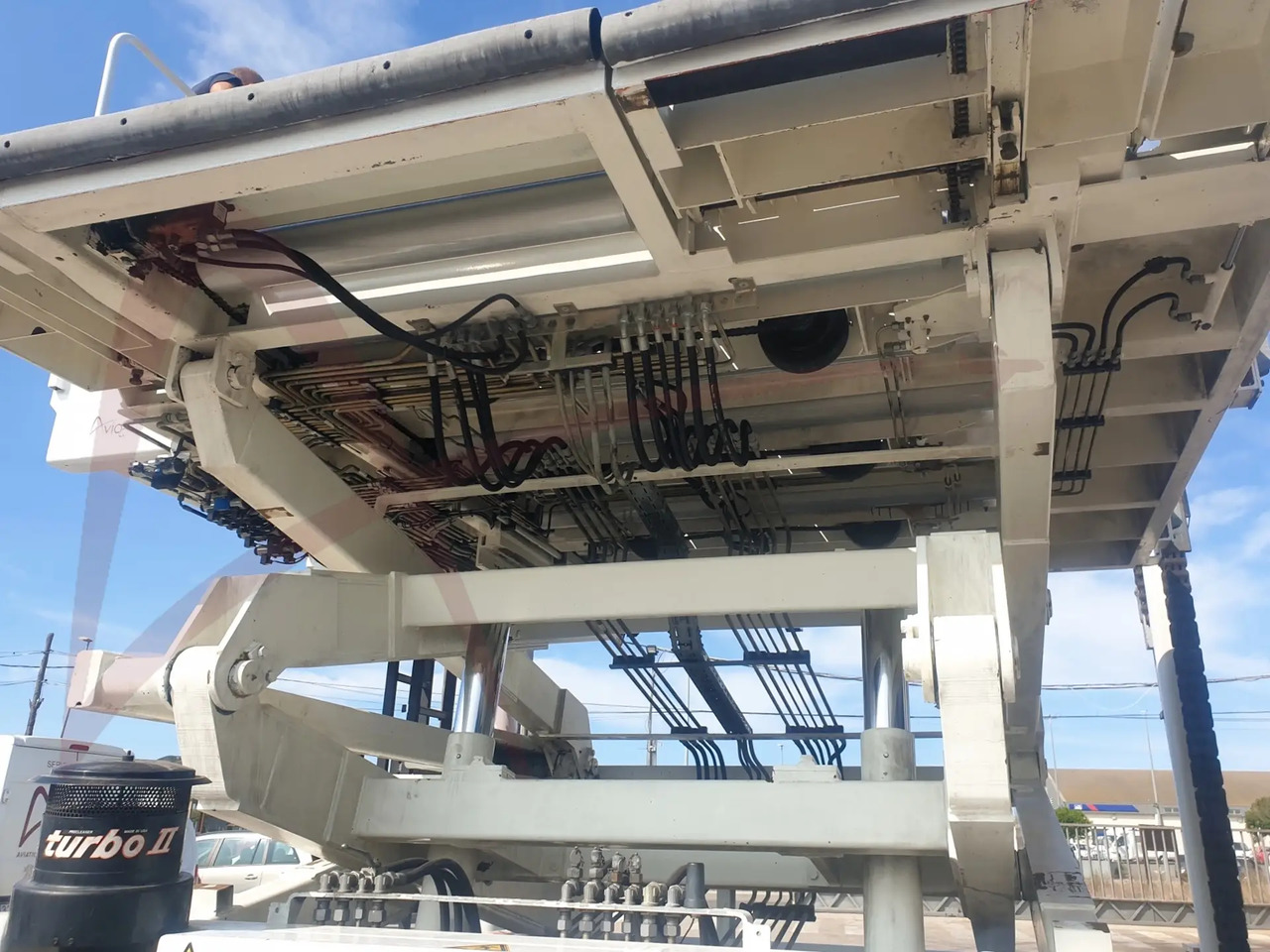 TREPEL CHAMP 140 - Aircraft cargo loader: picture 4 TREPEL CHAMP 140 - Aircraft cargo loader: picture 4