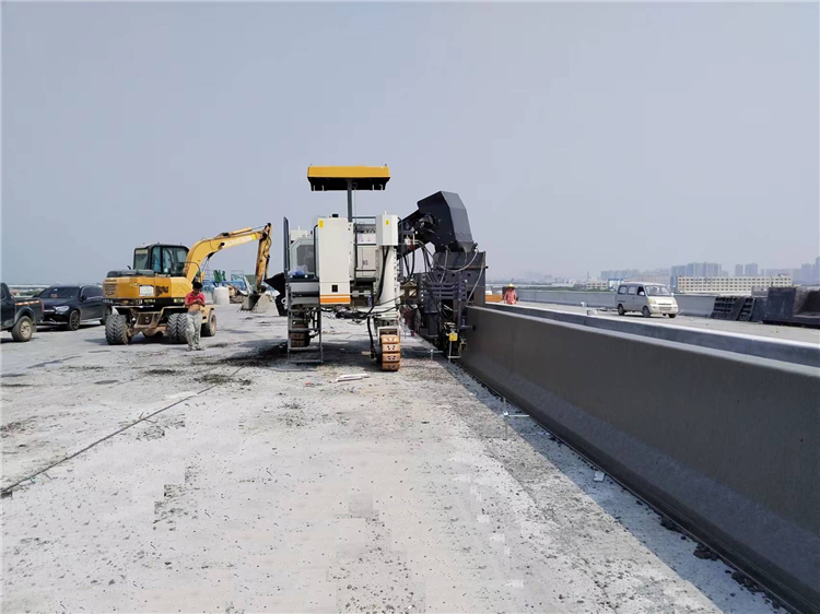 New Slipform paver XCMG Official XGNC1800 Road Slipform Paver Concrete Curb Paver Machine: picture 7