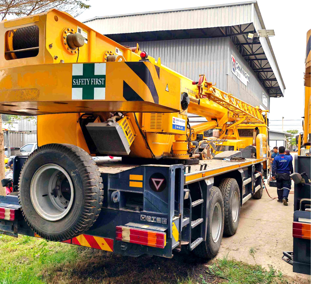 XCMG XCT16_Y 16ton mobile drive 4-Section Telescopic Crane truck - Mobile crane: picture 3 XCMG XCT16_Y 16ton mobile drive 4-Section Telescopic Crane truck - Mobile crane: picture 3