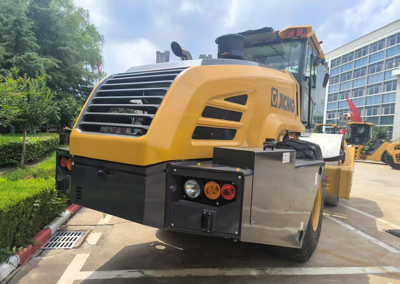 XCMG used XS365IV 36 Ton Vibratory Roller Compacator single drum price - Road roller: picture 5 XCMG used XS365IV 36 Ton Vibratory Roller Compacator single drum price - Road roller: picture 5