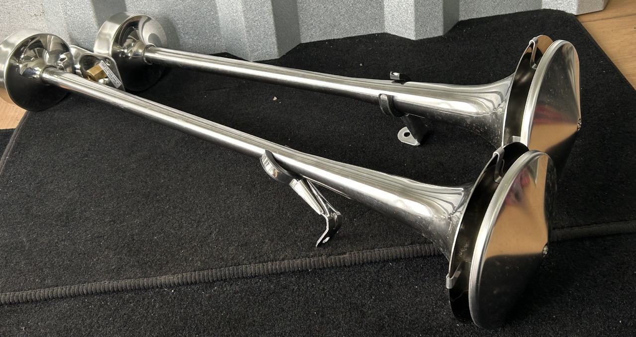 FIAMM 2 TRUMPETS, SHORT + LONG + ASSEMBLY KIT FIAMM, ORIGINAL FOR MERCEDES ACTROS MP5 - Universal part: picture 1 FIAMM 2 TRUMPETS, SHORT + LONG + ASSEMBLY KIT FIAMM, ORIGINAL FOR MERCEDES ACTROS MP5 - Universal part: picture 1
