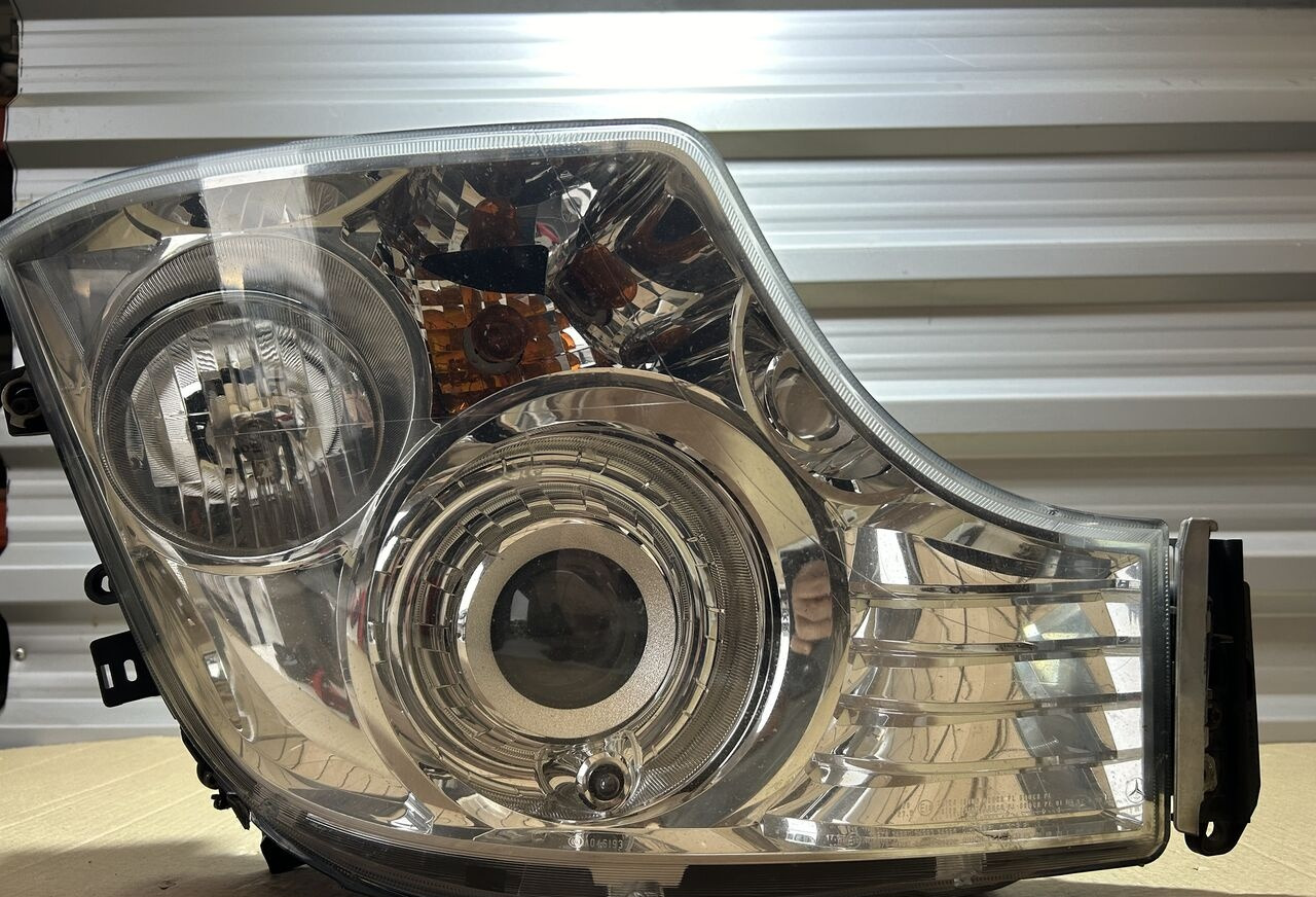 Mercedes-Benz ACTROS MP4 A9608200739   Mercedes-Benz ACTROS MP4 truck - Headlight for Truck: picture 1 Mercedes-Benz ACTROS MP4 A9608200739   Mercedes-Benz ACTROS MP4 truck - Headlight for Truck: picture 1