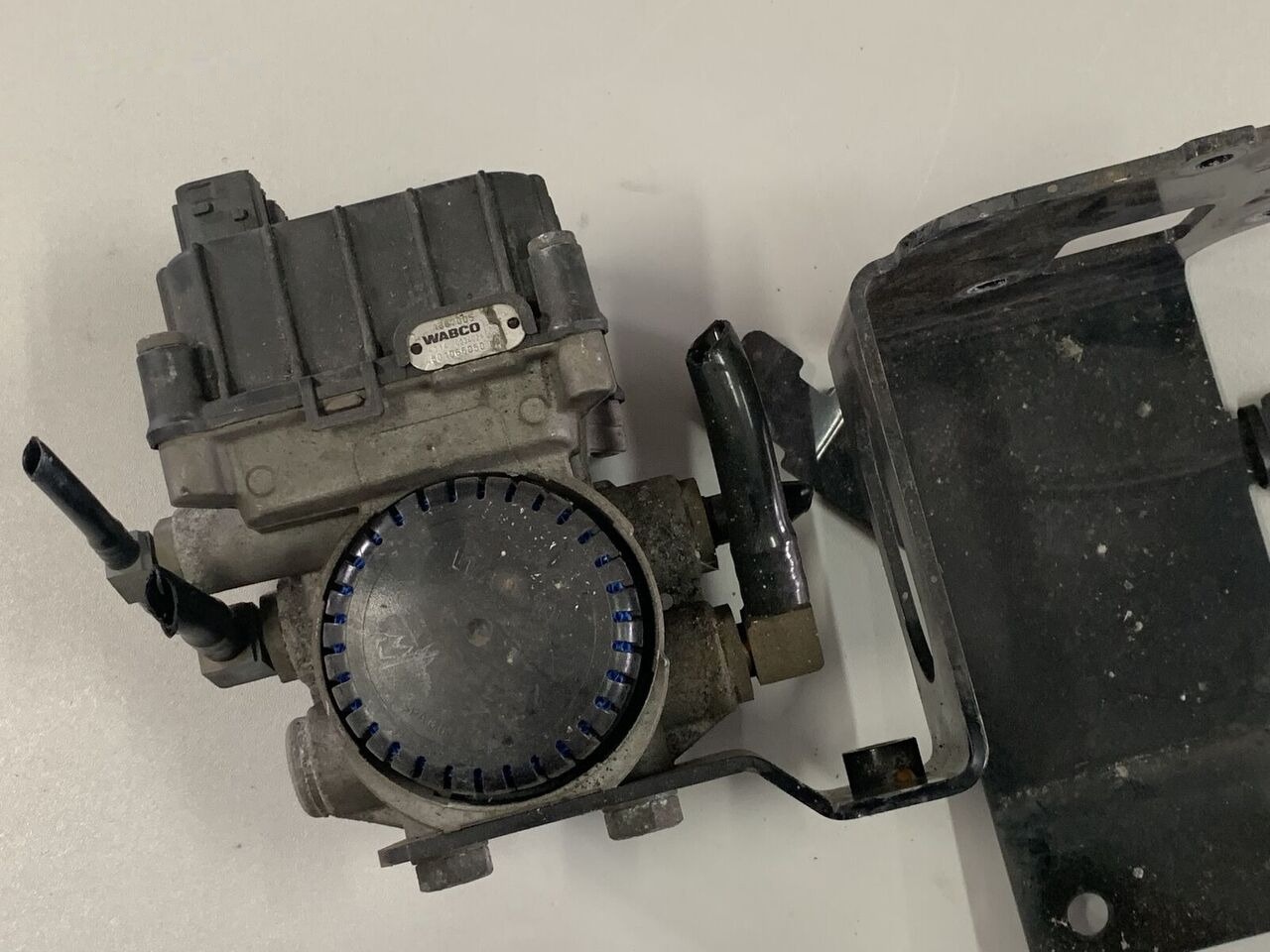WABCO XF 106 EBS 1867005 DAF XF 106 truck - Brake valve for Truck: picture 1 WABCO XF 106 EBS 1867005 DAF XF 106 truck - Brake valve for Truck: picture 1