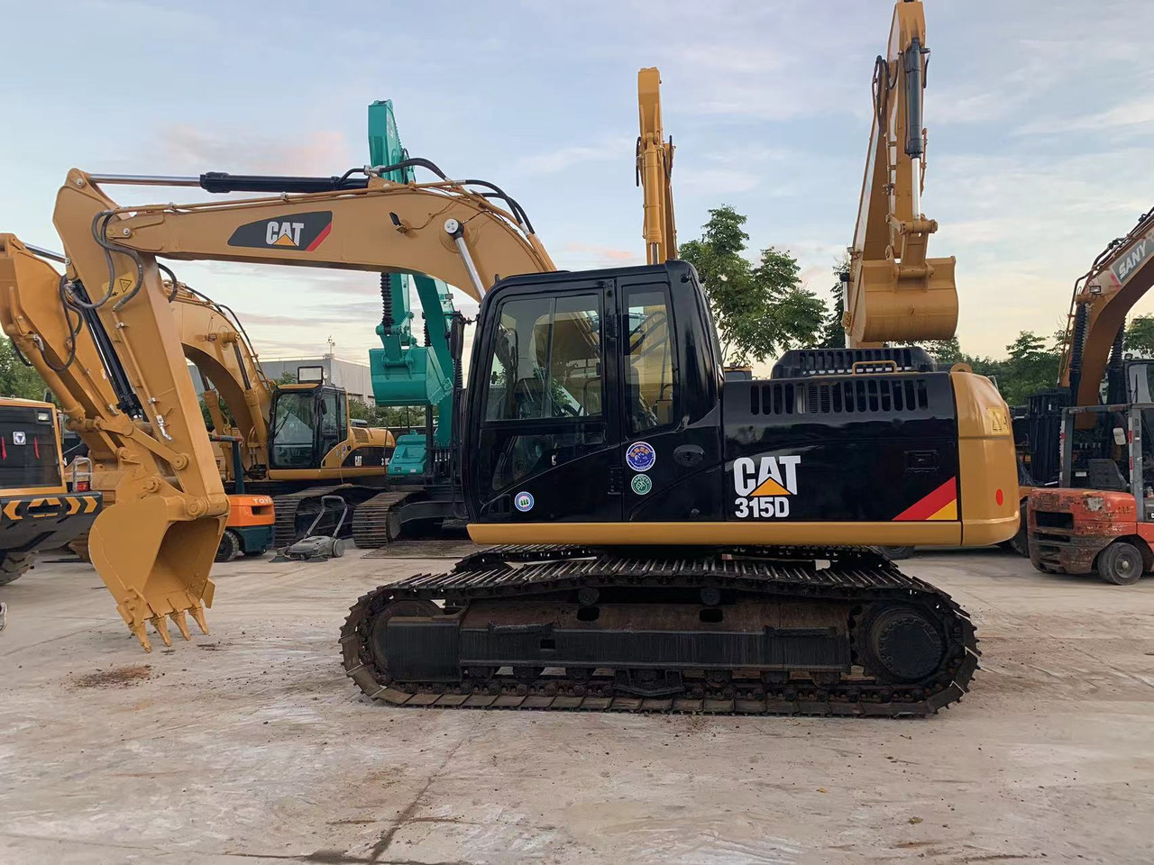 CATERPILLAR Used Excavator CAT 315D 91 kW (122 HP) C4.2 ACERT Engine, 0.8 m³ Bucket, 17,450 kg Operating Weight & Dimensions - Crawler excavator: picture 2 CATERPILLAR Used Excavator CAT 315D 91 kW (122 HP) C4.2 ACERT Engine, 0.8 m³ Bucket, 17,450 kg Operating Weight & Dimensions - Crawler excavator: picture 2
