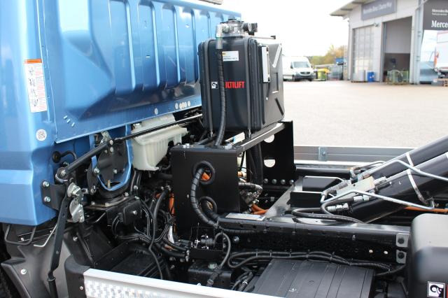 Interior photo 1: Hook lift truck FUSO 9C18E