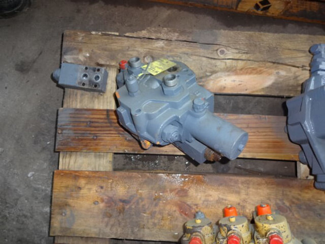 Liebherr Control Block - Valve: picture 1 Liebherr Control Block - Valve: picture 1