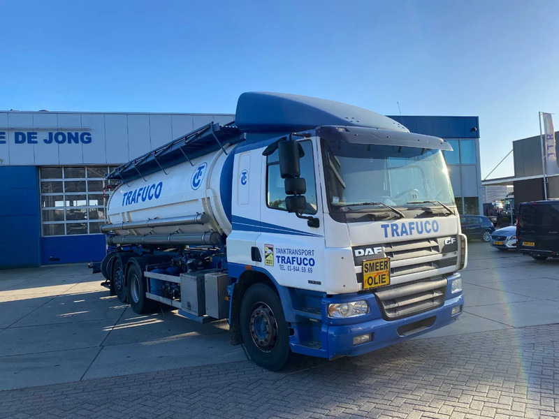 DAF CF 75.310 / Manual / 16000 LT / 5 Compartments / ADR / Euro 3 - Tanker truck: picture 3 DAF CF 75.310 / Manual / 16000 LT / 5 Compartments / ADR / Euro 3 - Tanker truck: picture 3