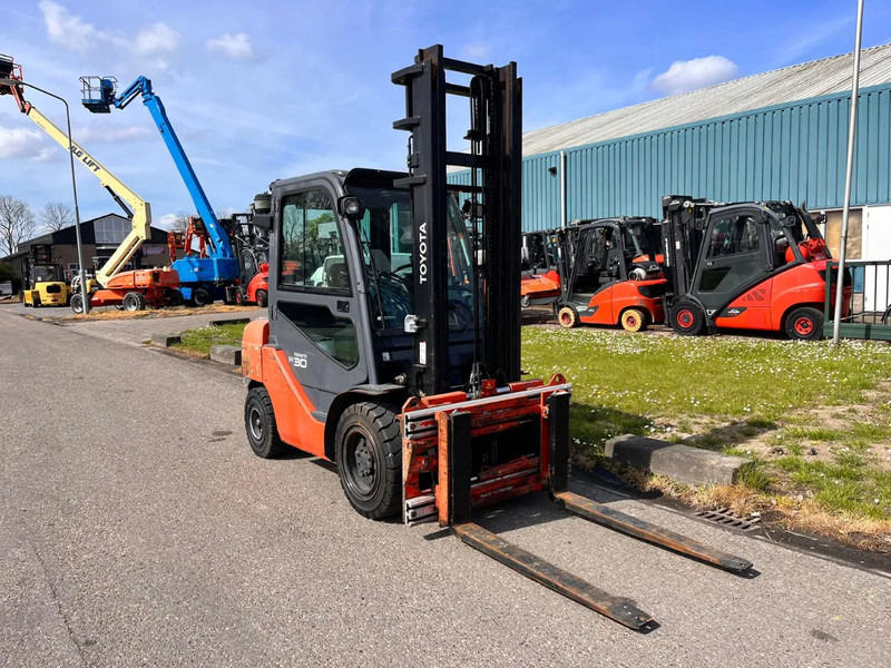 Toyota 52-8FDF30 - Diesel forklift: picture 3 Toyota 52-8FDF30 - Diesel forklift: picture 3