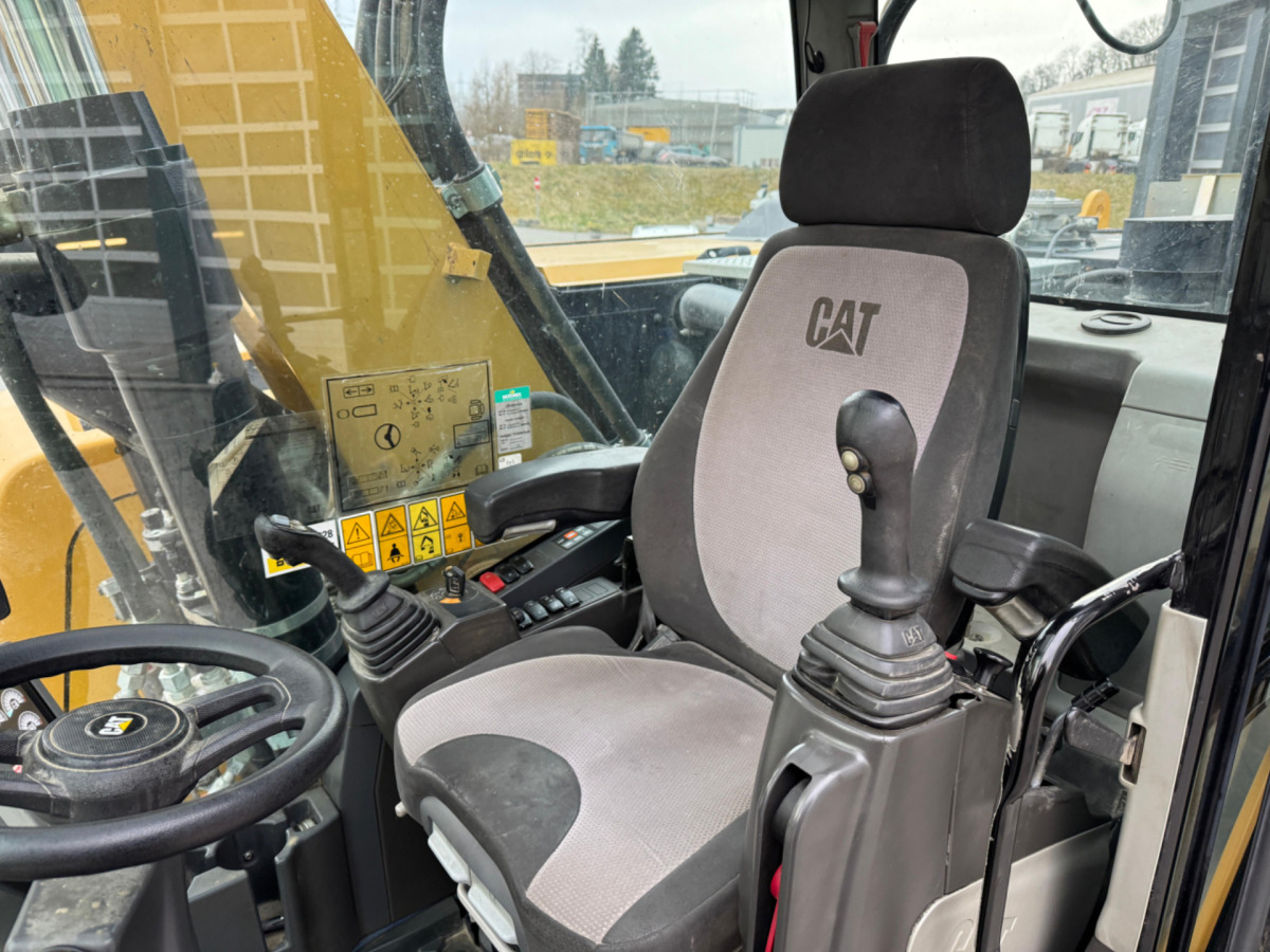 Wheel excavator CATERPILLAR M320F Oilquick: picture 15