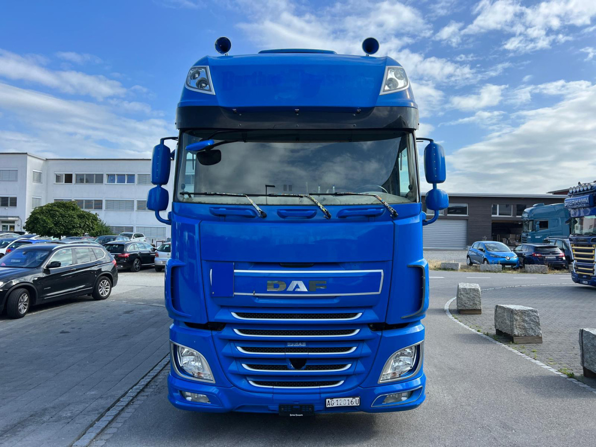 DAF XF510 6x2 - Curtain side truck: picture 2 DAF XF510 6x2 - Curtain side truck: picture 2