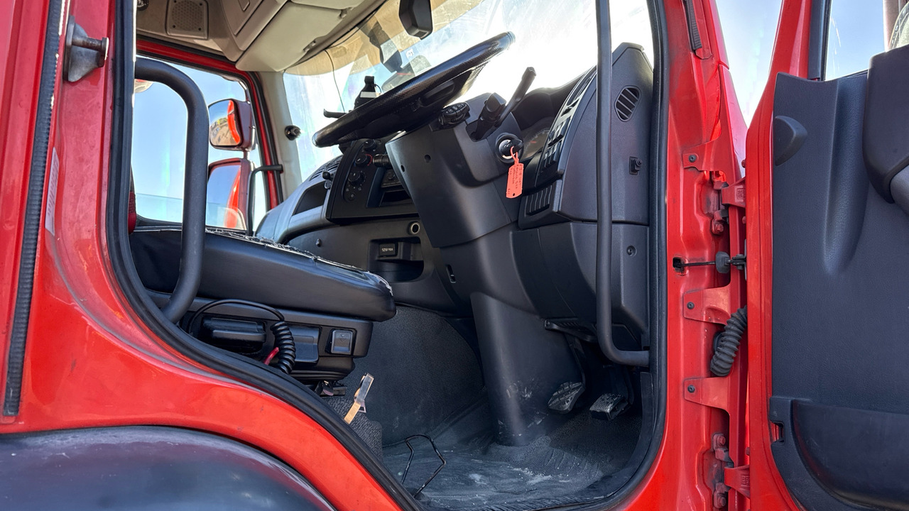RENAULT D 26 - Curtain side truck: picture 5 RENAULT D 26 - Curtain side truck: picture 5