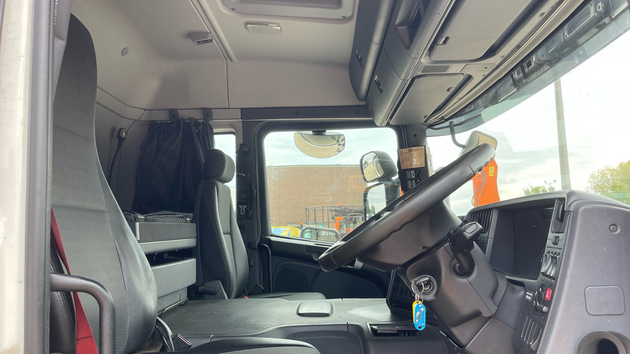 SCANIA P250 - Curtain side truck: picture 5 SCANIA P250 - Curtain side truck: picture 5
