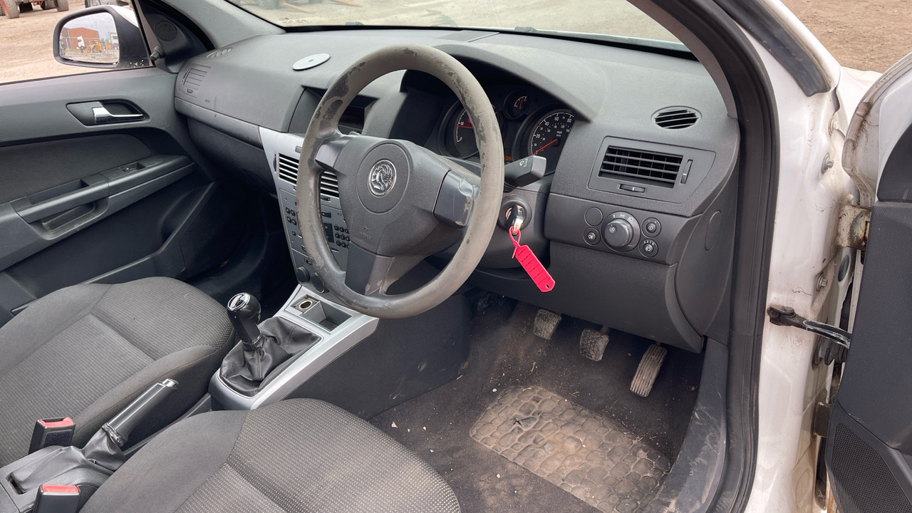 VAUXHALL ASTRA 1.7 CDTi 16V ECOFLEX 110PS - Car: picture 5 VAUXHALL ASTRA 1.7 CDTi 16V ECOFLEX 110PS - Car: picture 5