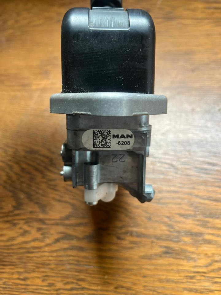 Brake valve for Truck MAN Bremsventil Feststellbremse Handbremsventil 81.52315.6208: picture 6