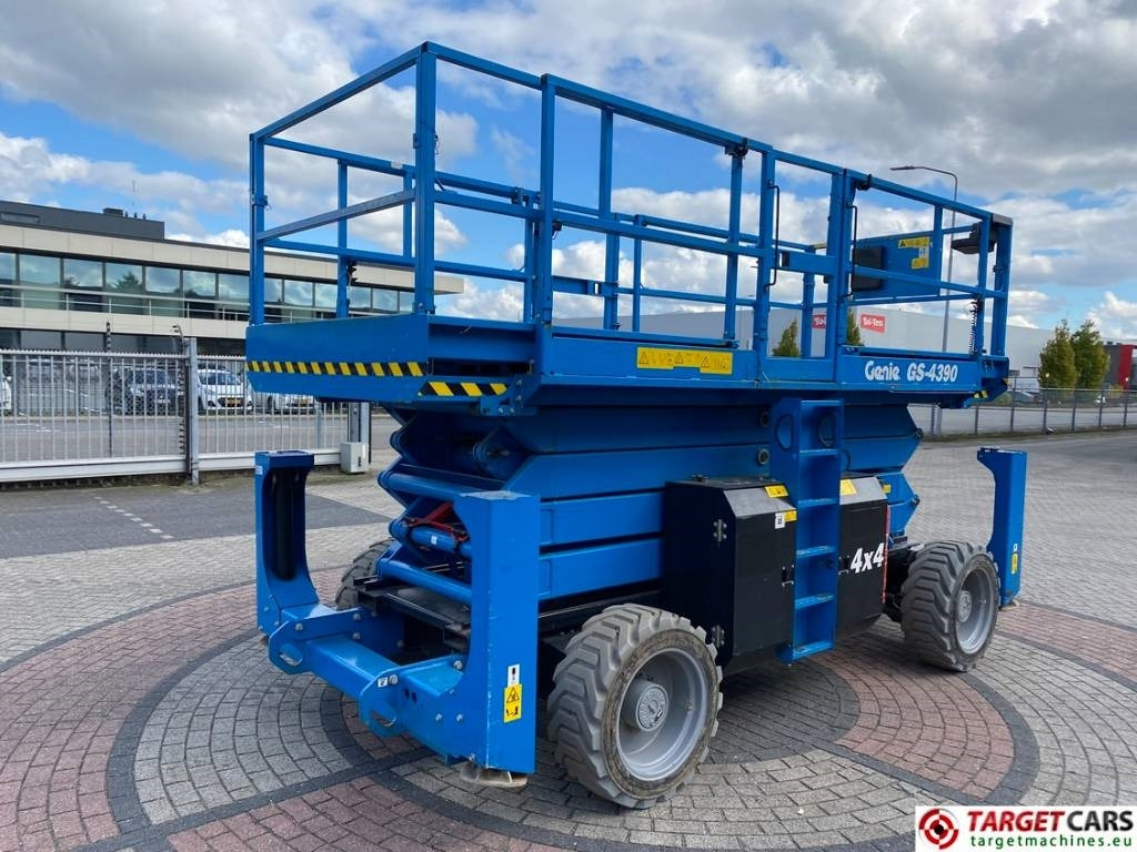 Genie GS-4390 RT LPG 4x4 Scissor Work Lift 1511cm - Scissor lift: picture 3 Genie GS-4390 RT LPG 4x4 Scissor Work Lift 1511cm - Scissor lift: picture 3