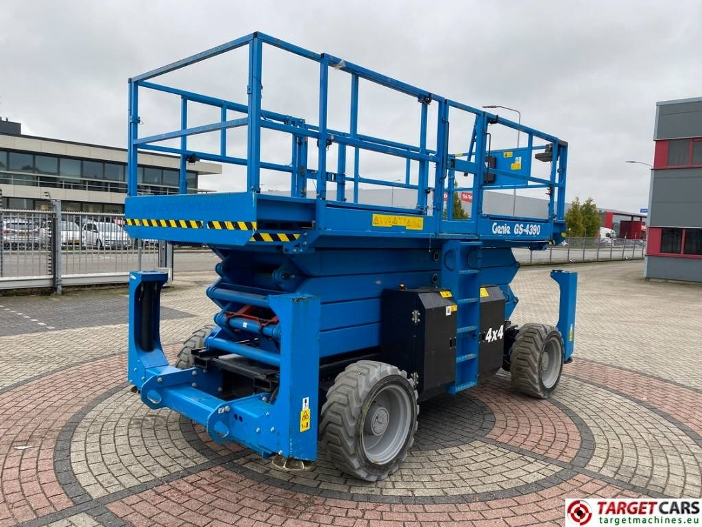 Genie GS-4390 RT LPG 4x4 Scissor Work Lift 1511cm - Scissor lift: picture 3 Genie GS-4390 RT LPG 4x4 Scissor Work Lift 1511cm - Scissor lift: picture 3