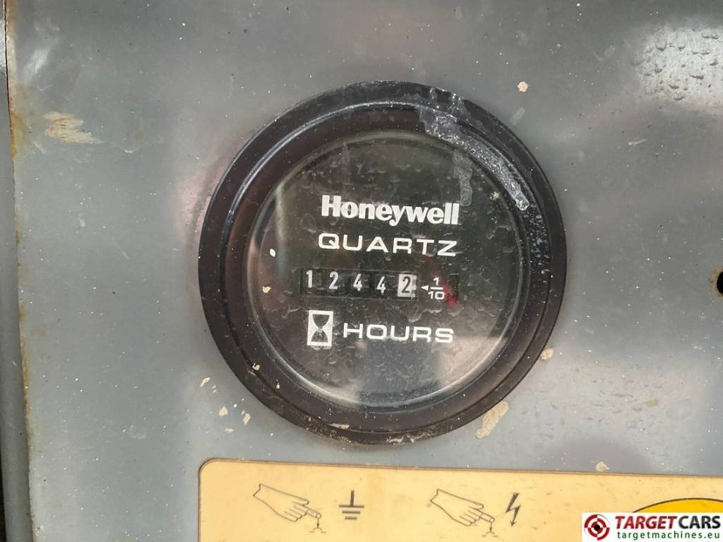 Scissor lift SkyJack SJ6826 RT Diesel 4x4 Scissor Work Lift 992cm: picture 12