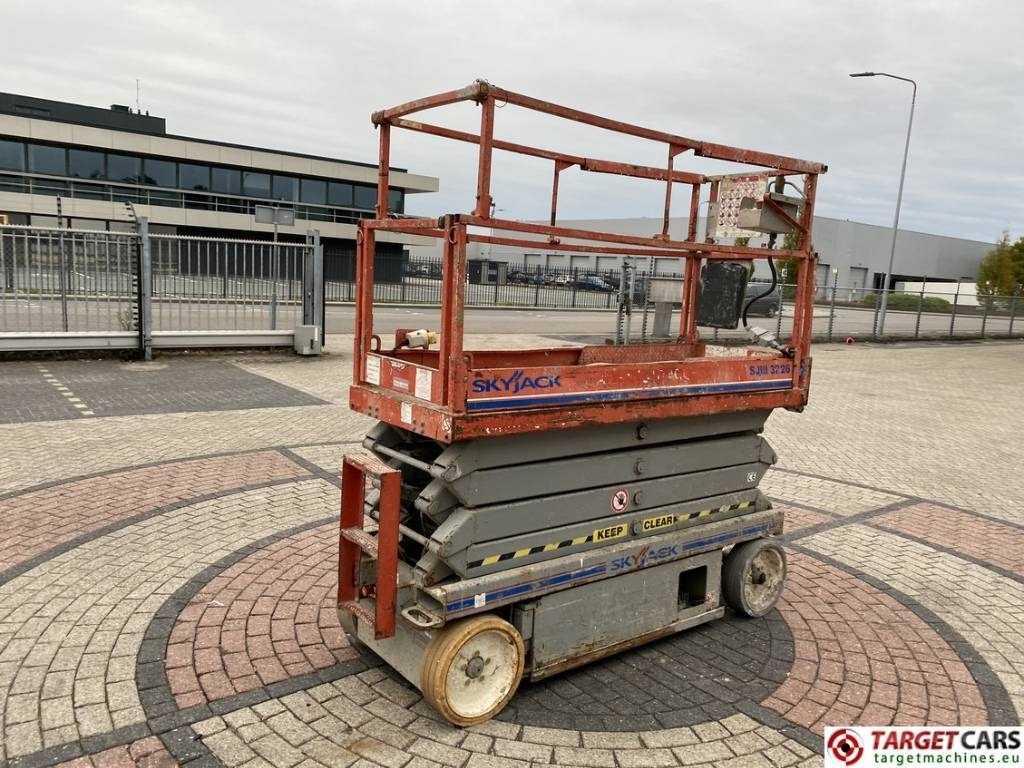 SkyJack SJIII-3226 Electric Scissor Work Lift 990cm - Scissor lift: picture 3 SkyJack SJIII-3226 Electric Scissor Work Lift 990cm - Scissor lift: picture 3