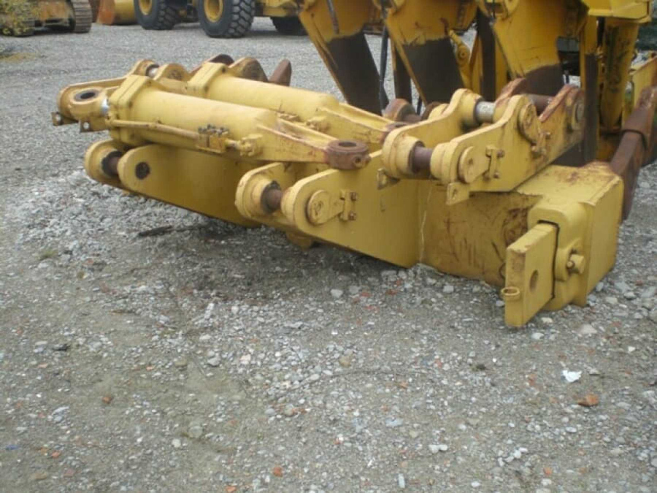 Caterpillar D9G D9H ripper parallelogramma a 3 posizioni, 4 cilindri, con 3 denti (uno mancante), compreso di supporto. - Ripper for Construction machinery: picture 2 Caterpillar D9G D9H ripper parallelogramma a 3 posizioni, 4 cilindri, con 3 denti (uno mancante), compreso di supporto. - Ripper for Construction machinery: picture 2