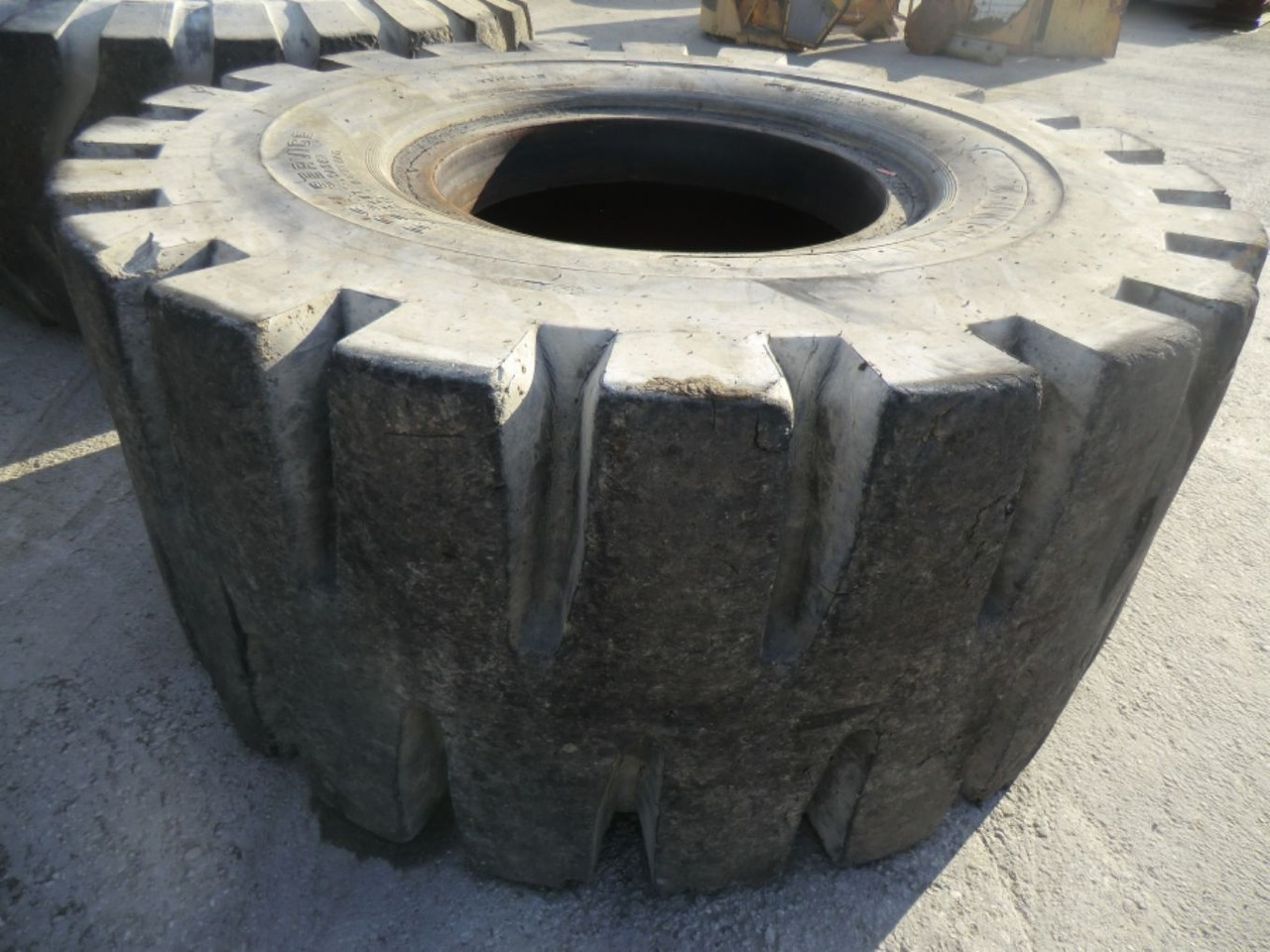 UNITED 35/65-33 L5 Pneumatico misura 35/65-33 L5 passo alto. - Tire for Construction machinery: picture 1 UNITED 35/65-33 L5 Pneumatico misura 35/65-33 L5 passo alto. - Tire for Construction machinery: picture 1