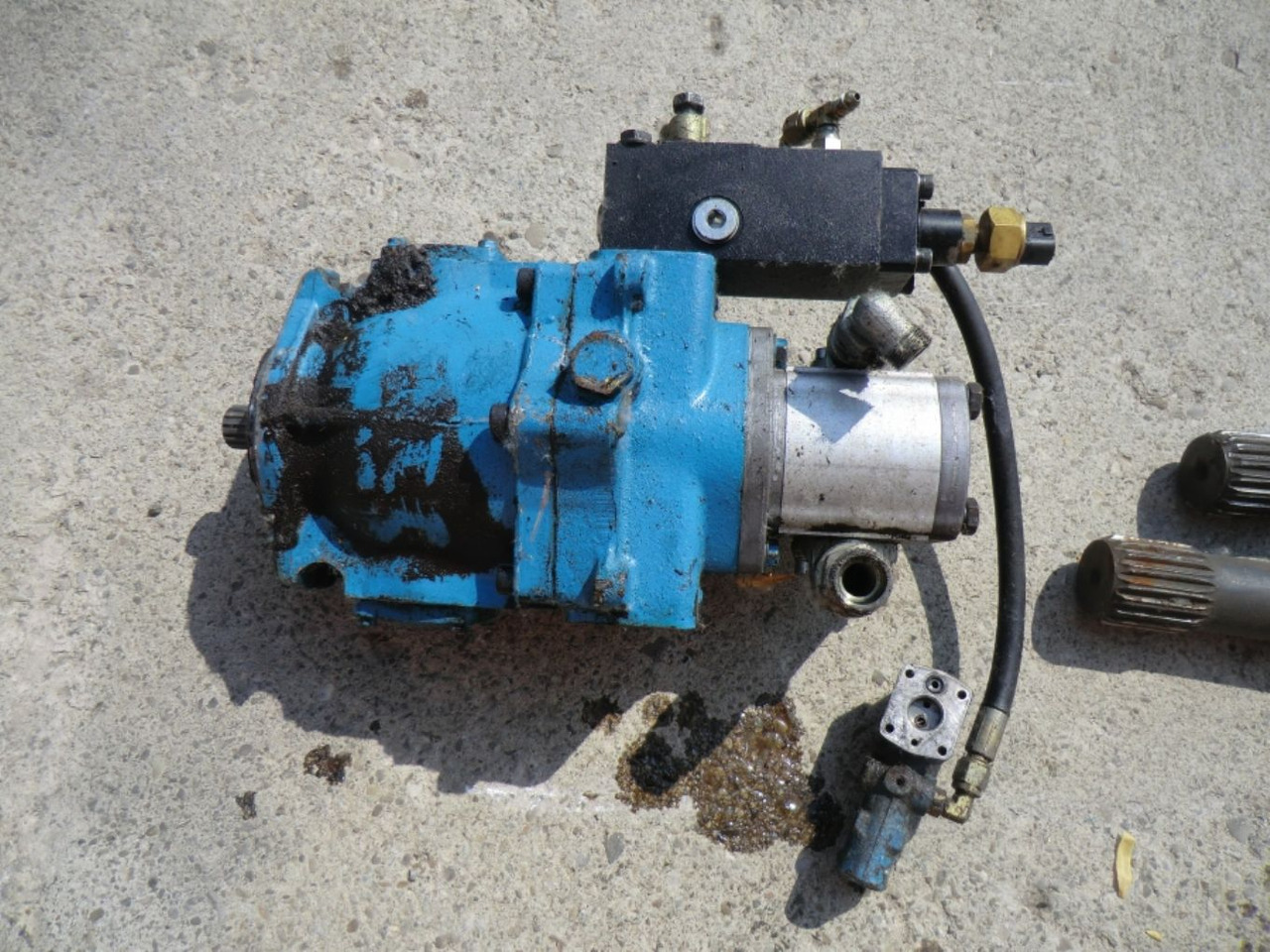 VOLVO L120C ALBERO, SENSORE E POMPA - Transmission for Construction machinery: picture 1 VOLVO L120C ALBERO, SENSORE E POMPA - Transmission for Construction machinery: picture 1