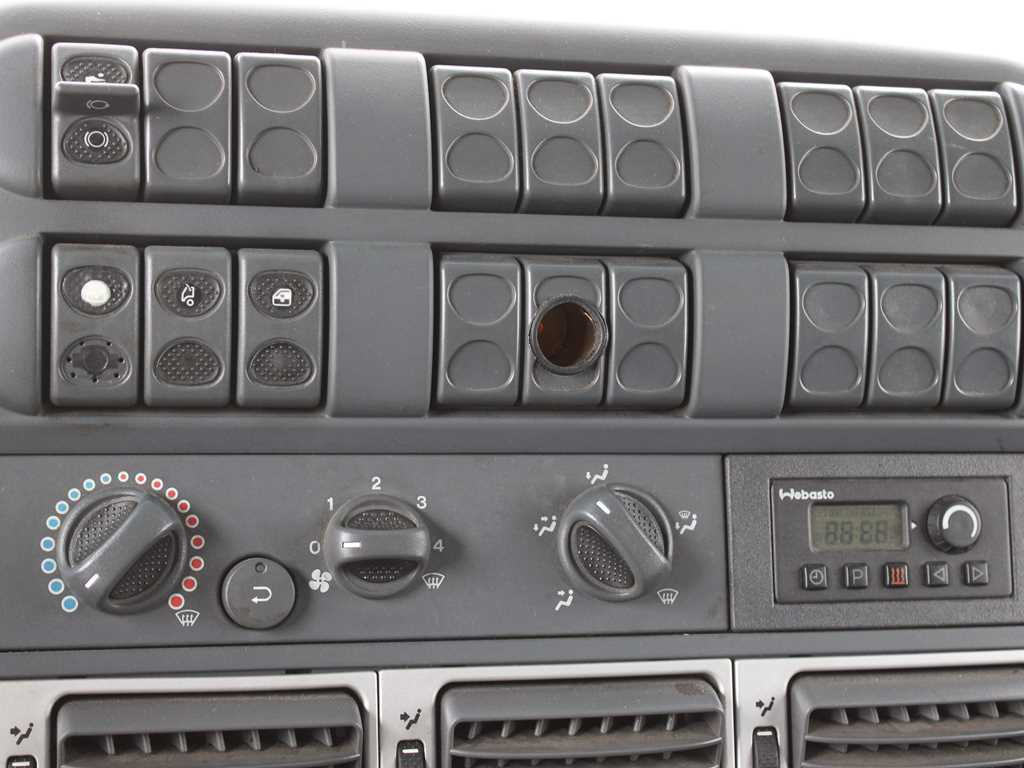Curtain side truck Iveco EUROCARGO 75E18, EURO 4, PNEU 80%: picture 17
