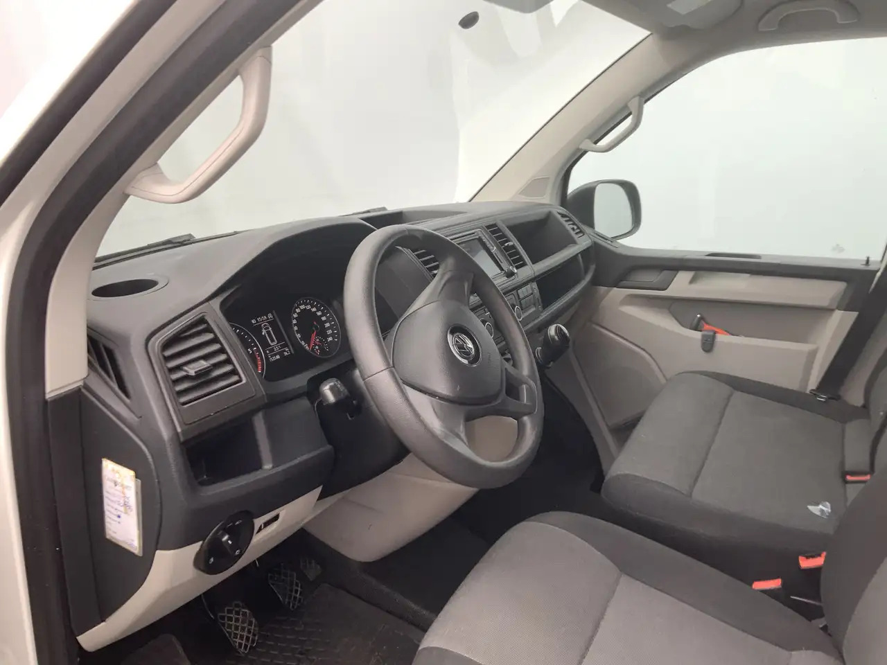 Volkswagen T6 Transporter 2.0 TDI L2H1 Airco Navi 3 Zits Alu Velg Euro 6 - Panel van: picture 5 Volkswagen T6 Transporter 2.0 TDI L2H1 Airco Navi 3 Zits Alu Velg Euro 6 - Panel van: picture 5