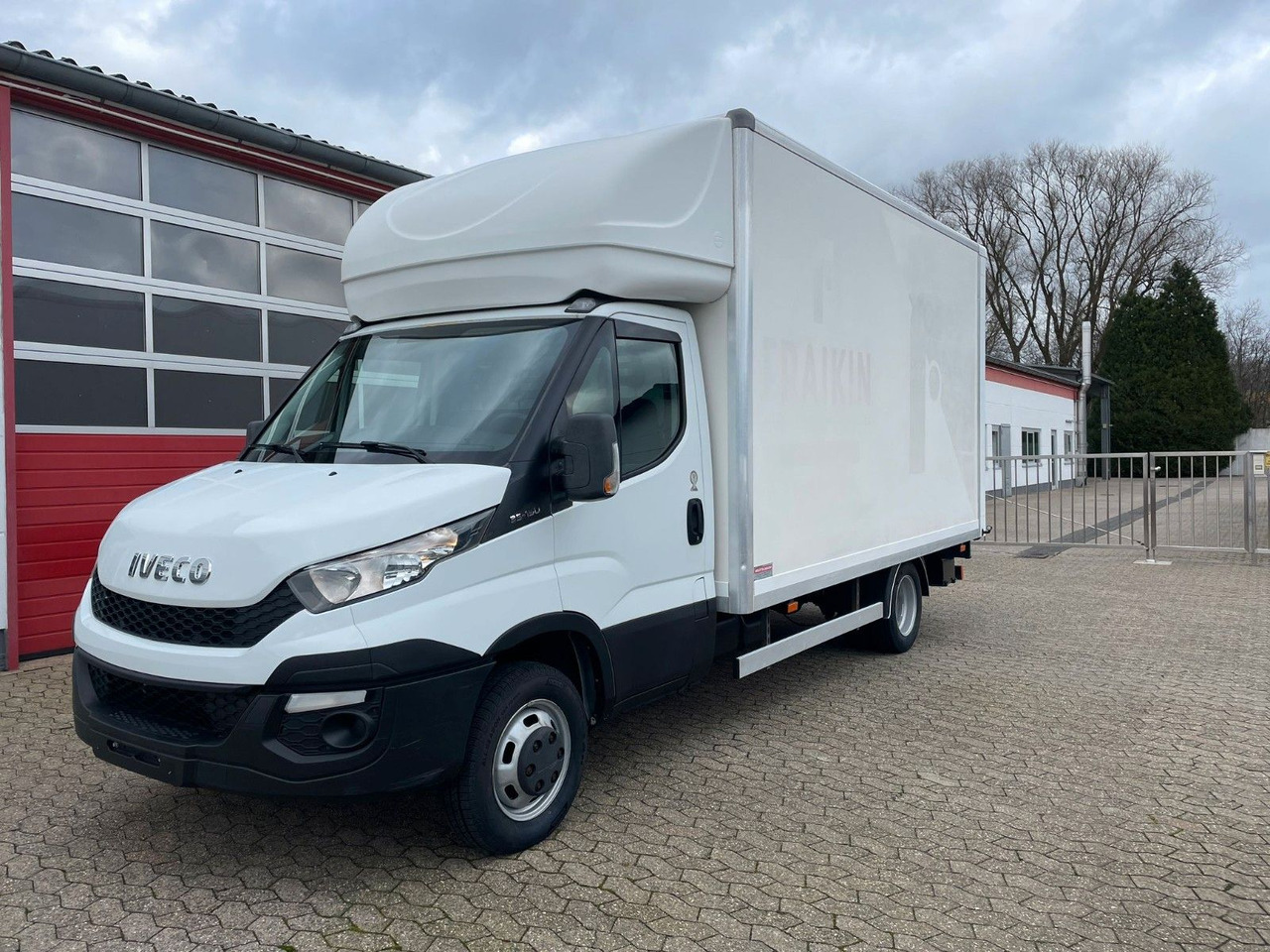 Iveco Daily Koffer 4.2m Ladebordwand Dhollandia Klima - Closed box van: picture 1 Iveco Daily Koffer 4.2m Ladebordwand Dhollandia Klima - Closed box van: picture 1
