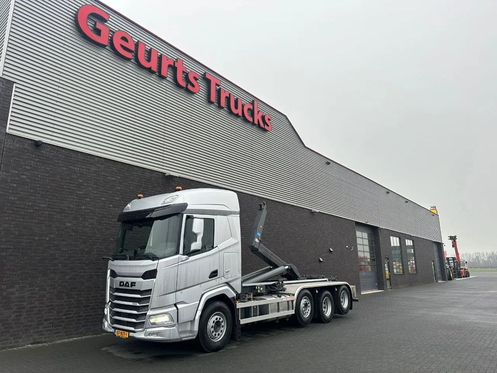 DAF XF 530 8X2 TRIPLE VDL S-30-6700 HAAKARMSYSTEEM/A - Hook lift truck: picture 2 DAF XF 530 8X2 TRIPLE VDL S-30-6700 HAAKARMSYSTEEM/A - Hook lift truck: picture 2