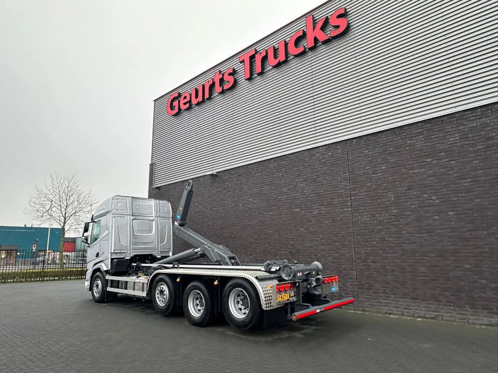 DAF XF 530 8X2 TRIPLE VDL S-30-6700 HAAKARMSYSTEEM/A - Hook lift truck: picture 3 DAF XF 530 8X2 TRIPLE VDL S-30-6700 HAAKARMSYSTEEM/A - Hook lift truck: picture 3