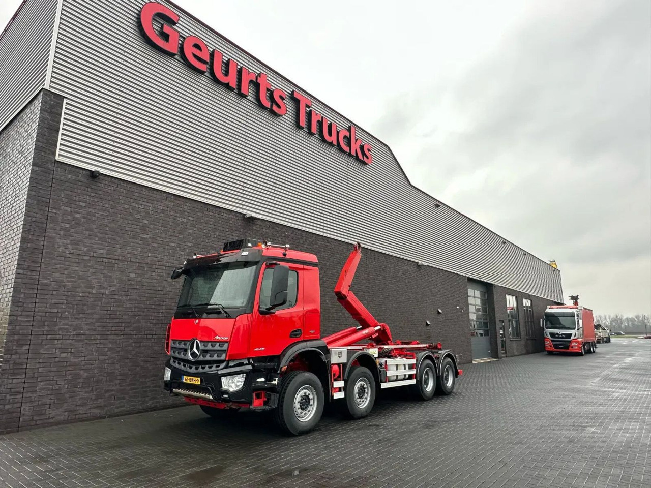Mercedes-Benz Arocs 8X4 VDL S-30-6600 HAAKARMSYSTEEM/ABROLLKIP - Hook lift truck: picture 2 Mercedes-Benz Arocs 8X4 VDL S-30-6600 HAAKARMSYSTEEM/ABROLLKIP - Hook lift truck: picture 2