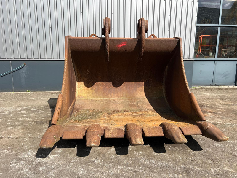 Caterpillar Caterpillar 385 bucket with teeth - Bucket: picture 2 Caterpillar Caterpillar 385 bucket with teeth - Bucket: picture 2