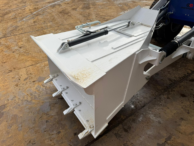 Concrete mixer truck Giga power GW5500 4x4 Self Loading Concrete Mixer: picture 15