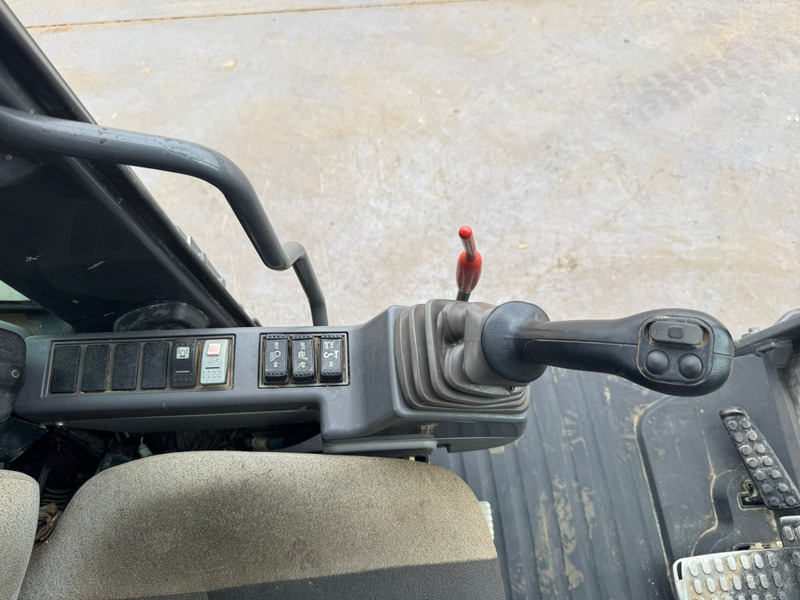 Crawler excavator Hitachi ZX210LC-3: picture 11