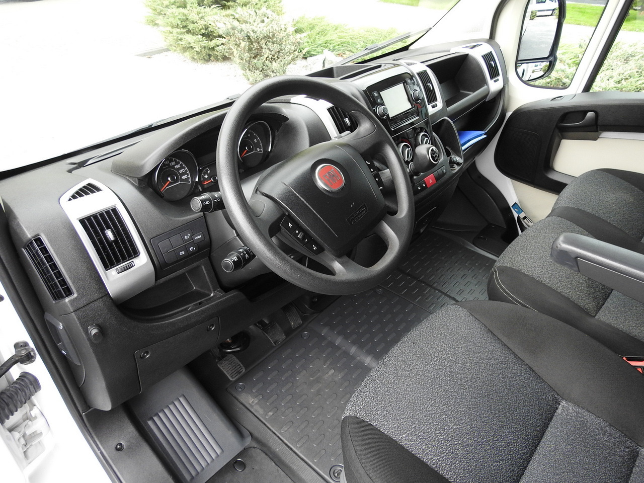 FIAT DUCATO BOX LIFT 8 PALLETS CRUISE CONTROL NAVIGATION AIR CONDITIONING LED LIGHTS 130HP - Closed box van: picture 2 FIAT DUCATO BOX LIFT 8 PALLETS CRUISE CONTROL NAVIGATION AIR CONDITIONING LED LIGHTS 130HP - Closed box van: picture 2