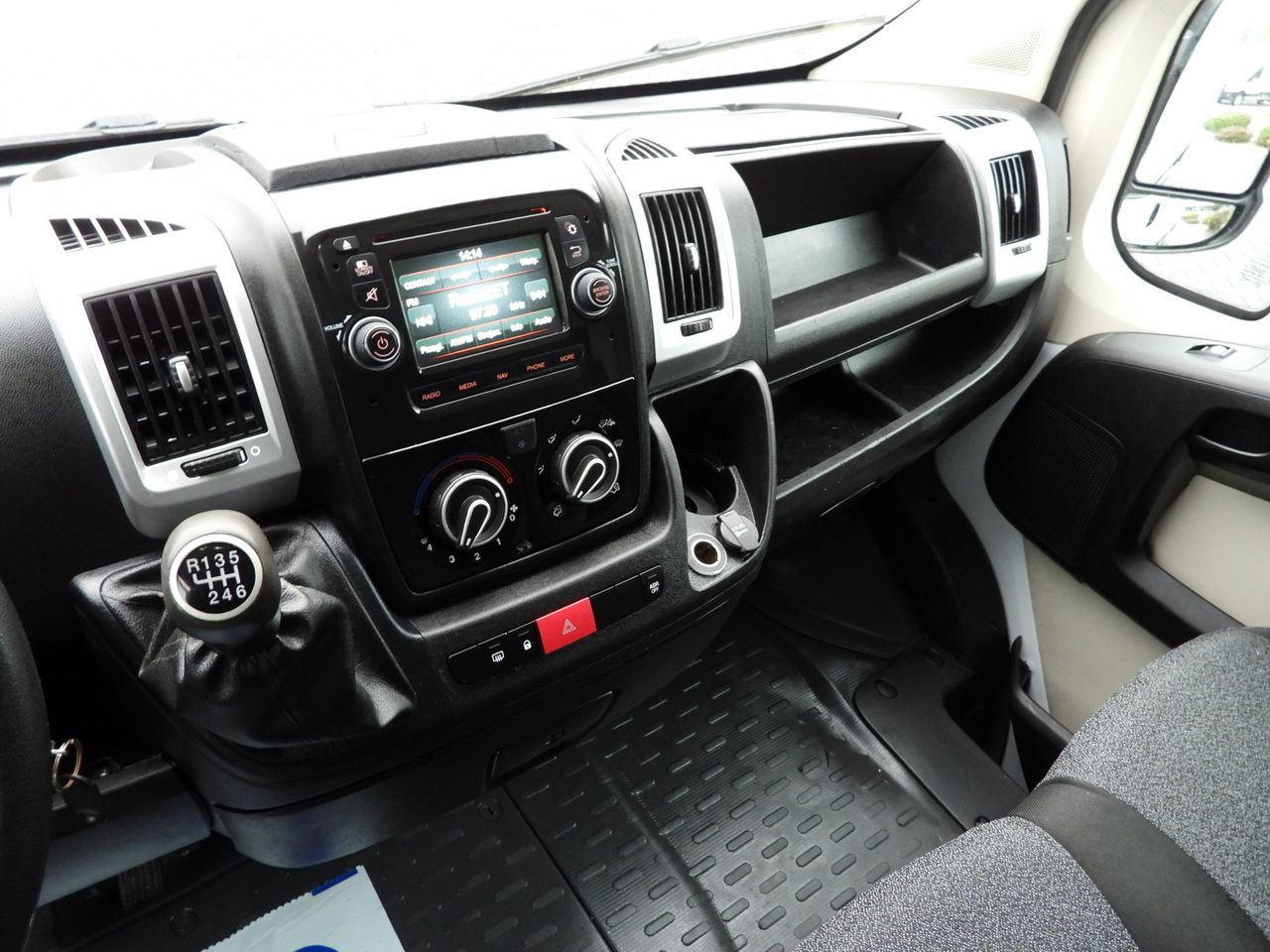 Closed box van FIAT DUCATO BOX LIFT 8 PALLETS CRUISE CONTROL NAVIGATION LED LIGHTS AIR CONDITIONING 130HP: picture 30 Closed box van FIAT DUCATO BOX LIFT 8 PALLETS CRUISE CONTROL NAVIGATION LED LIGHTS AIR CONDITIONING 130HP: picture 30