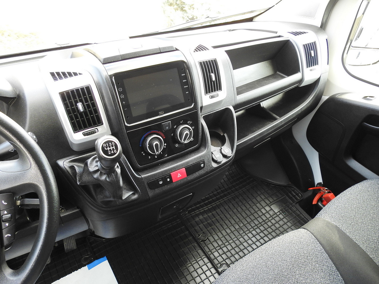 Closed box van FIAT DUCATO  BOX LIFT 8 PALLETS CRUISE CONTROL NAVIGATION LED LIGHTS AIR CONDITIONING  130HP: picture 30