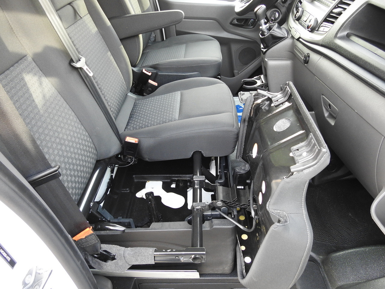 Closed box van FORD TRANSIT BOX LIFT 8 PALLETS CRUISE CONTROL AIR CONDITIONING 130HP: picture 44 Closed box van FORD TRANSIT BOX LIFT 8 PALLETS CRUISE CONTROL AIR CONDITIONING 130HP: picture 44