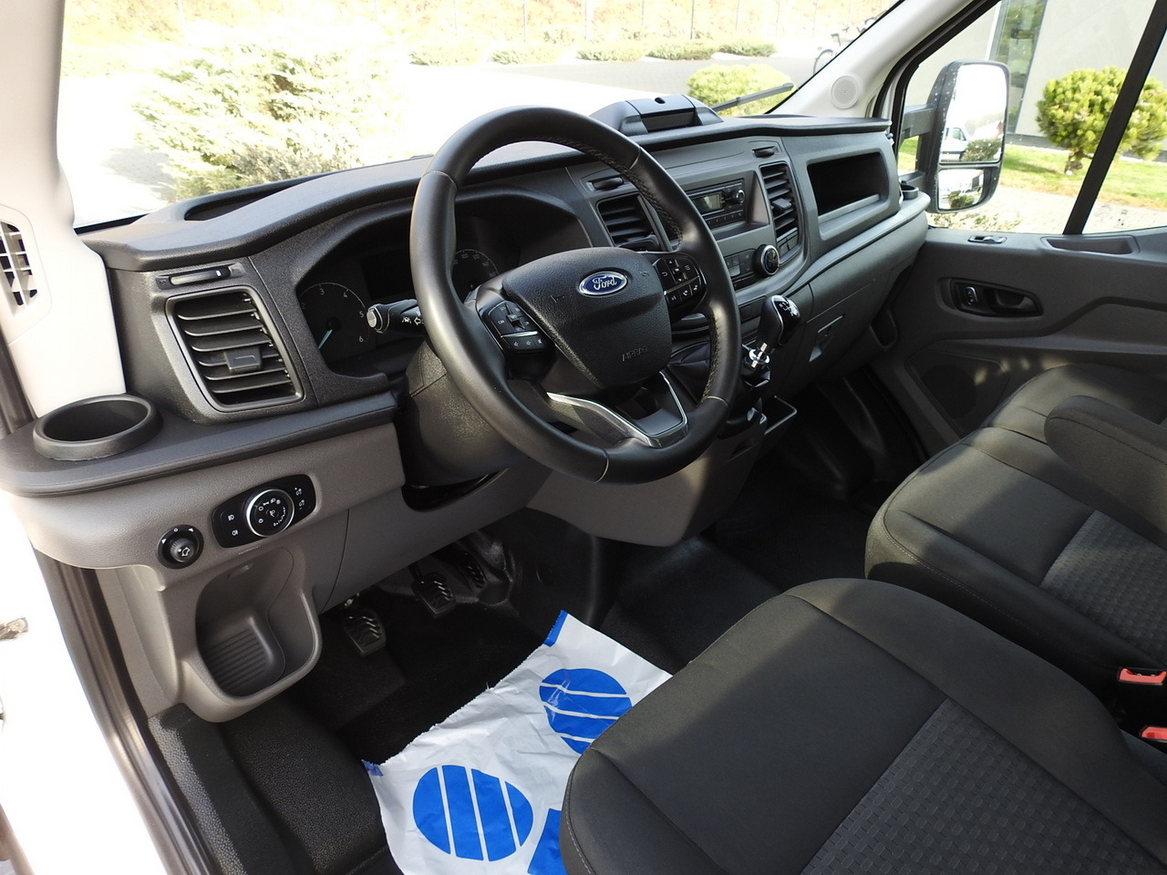 FORD TRANSIT BOX LIFT 8 PALLETS CRUISE CONTROL AIR CONDITIONING 130HP - Refrigerated delivery van: picture 2 FORD TRANSIT BOX LIFT 8 PALLETS CRUISE CONTROL AIR CONDITIONING 130HP - Refrigerated delivery van: picture 2