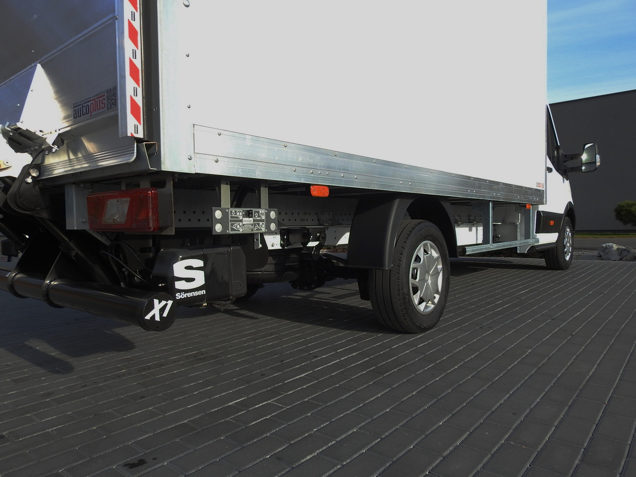 Closed box van FORD TRANSIT BOX LIFT 8 PALLETS CRUISE CONTROL AIR CONDITIONING 130HP: picture 17 Closed box van FORD TRANSIT BOX LIFT 8 PALLETS CRUISE CONTROL AIR CONDITIONING 130HP: picture 17