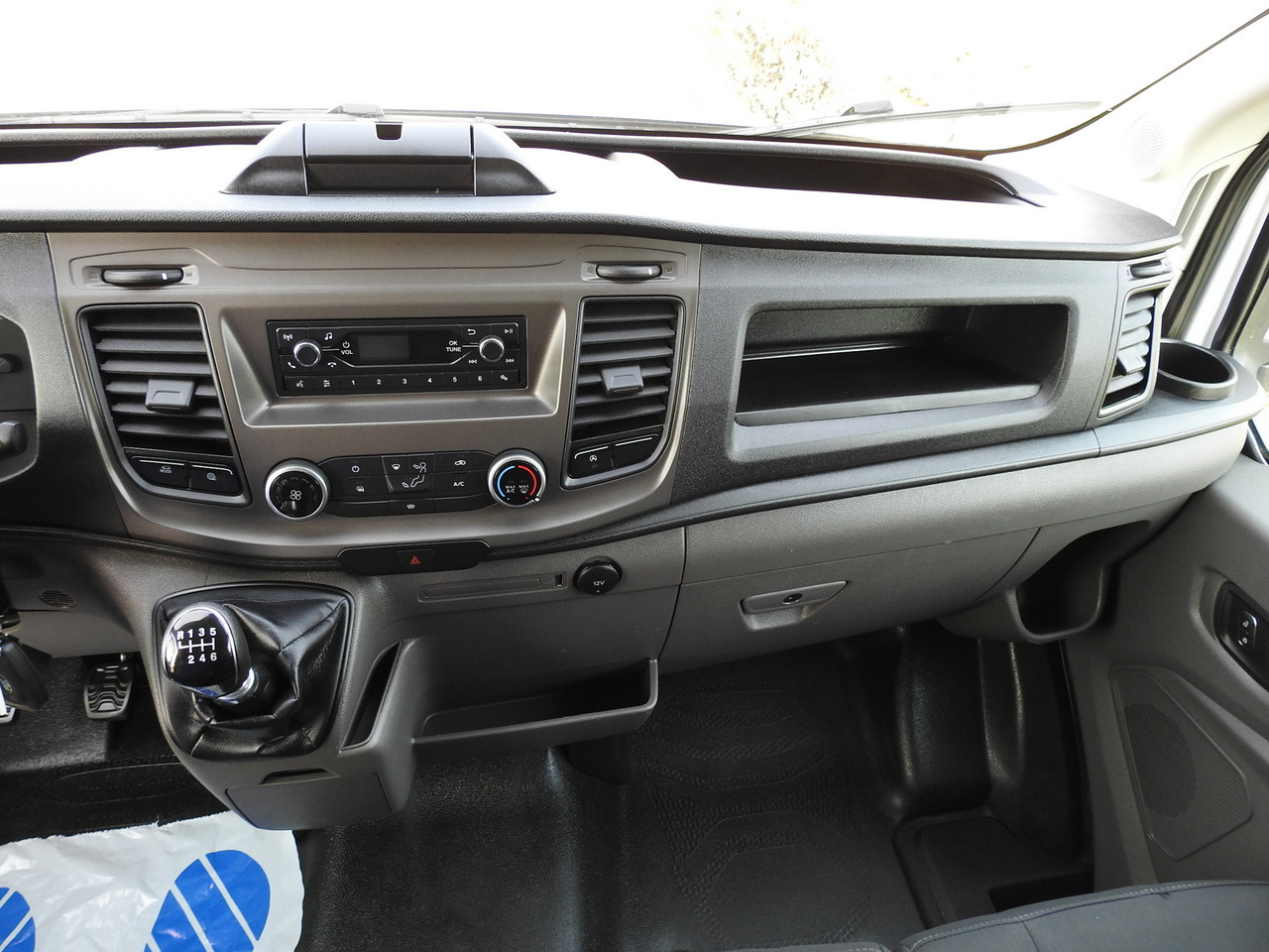 Closed box van FORD TRANSIT BOX LIFT 8 PALLETS CRUISE CONTROL AIR CONDITIONING 130HP: picture 35 Closed box van FORD TRANSIT BOX LIFT 8 PALLETS CRUISE CONTROL AIR CONDITIONING 130HP: picture 35