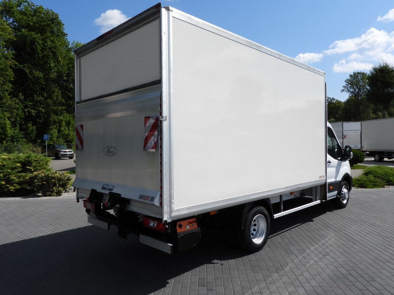 FORD TRANSIT BOX LIFT 8 PALLETS CRUISE CONTROL LED LIGHTS TWIN WHEELS AIR CONDITIONING 130HP - Closed box van: picture 3 FORD TRANSIT BOX LIFT 8 PALLETS CRUISE CONTROL LED LIGHTS TWIN WHEELS AIR CONDITIONING 130HP - Closed box van: picture 3