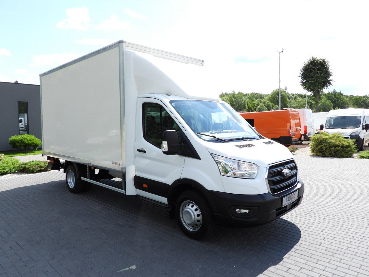 FORD TRANSIT BOX LIFT 8 PALLETS CRUISE CONTROL LED LIGHTS TWIN WHEELS AIR CONDITIONING 130HP - Closed box van: picture 4 FORD TRANSIT BOX LIFT 8 PALLETS CRUISE CONTROL LED LIGHTS TWIN WHEELS AIR CONDITIONING 130HP - Closed box van: picture 4