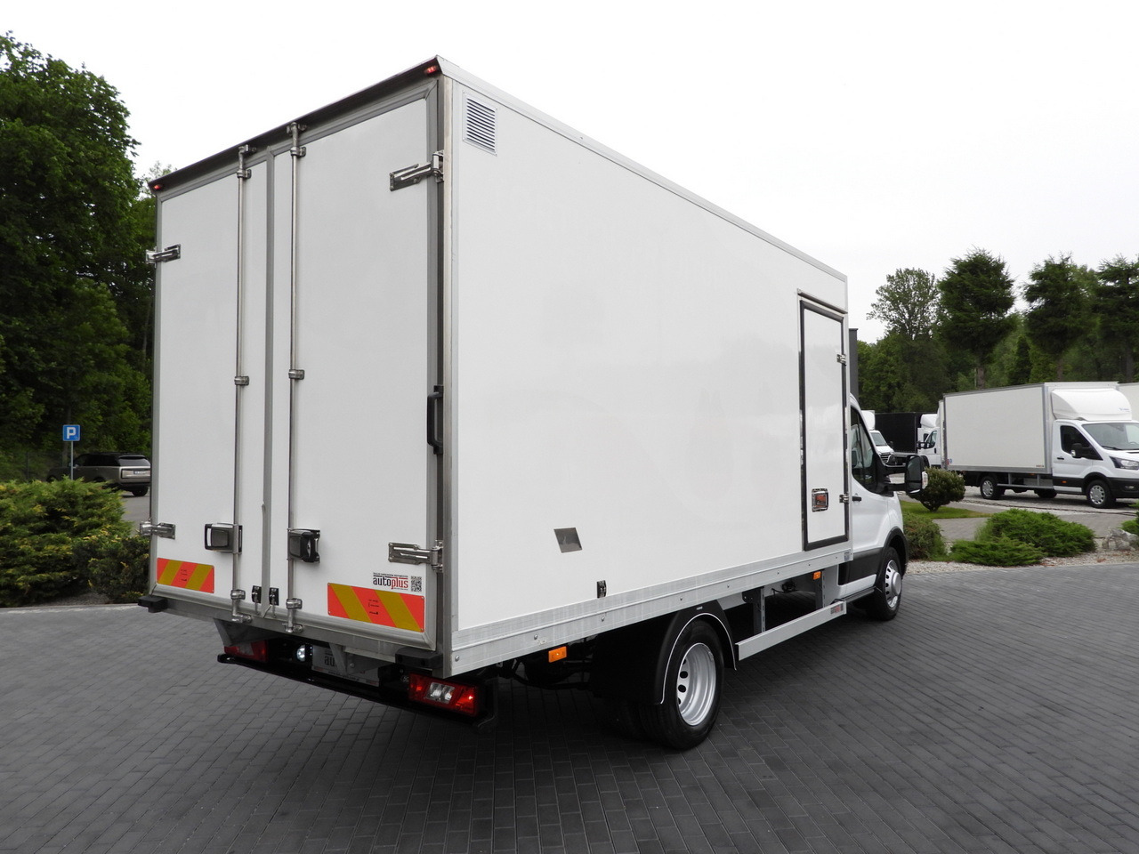 FORD TRANSIT BOX / REFRIGERATOR BOX 5*C / CRUISE CONTROL LED LIGHTS TWIN WHEELS AIR CONDITIONING 130HP - Closed box van: picture 3 FORD TRANSIT BOX / REFRIGERATOR BOX 5*C / CRUISE CONTROL LED LIGHTS TWIN WHEELS AIR CONDITIONING 130HP - Closed box van: picture 3