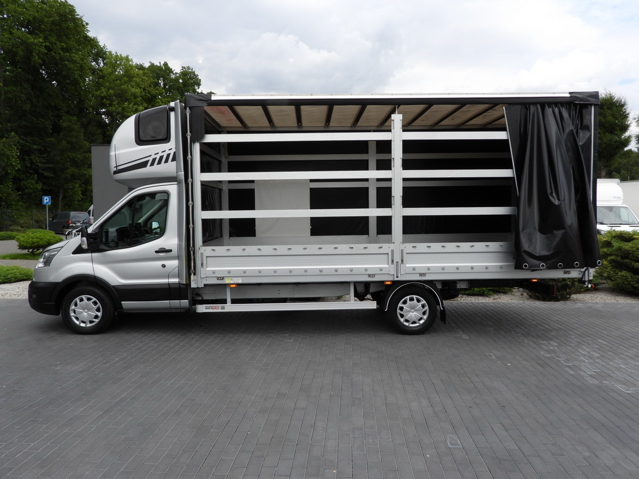 Curtain side van FORD TRANSIT TARPAULIN 10 PALLETS WEBASTO CRUISE CONTROL LED LIGHTS PNEUMATICS AIR CONDITIONING 160HP: picture 9 Curtain side van FORD TRANSIT TARPAULIN 10 PALLETS WEBASTO CRUISE CONTROL LED LIGHTS PNEUMATICS AIR CONDITIONING 160HP: picture 9