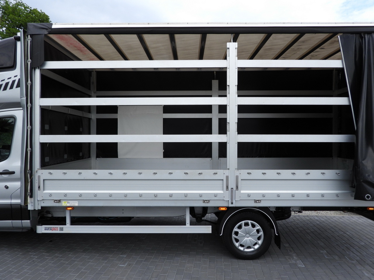 Curtain side van FORD TRANSIT TARPAULIN 10 PALLETS WEBASTO CRUISE CONTROL LED LIGHTS PNEUMATICS AIR CONDITIONING 160HP: picture 25 Curtain side van FORD TRANSIT TARPAULIN 10 PALLETS WEBASTO CRUISE CONTROL LED LIGHTS PNEUMATICS AIR CONDITIONING 160HP: picture 25