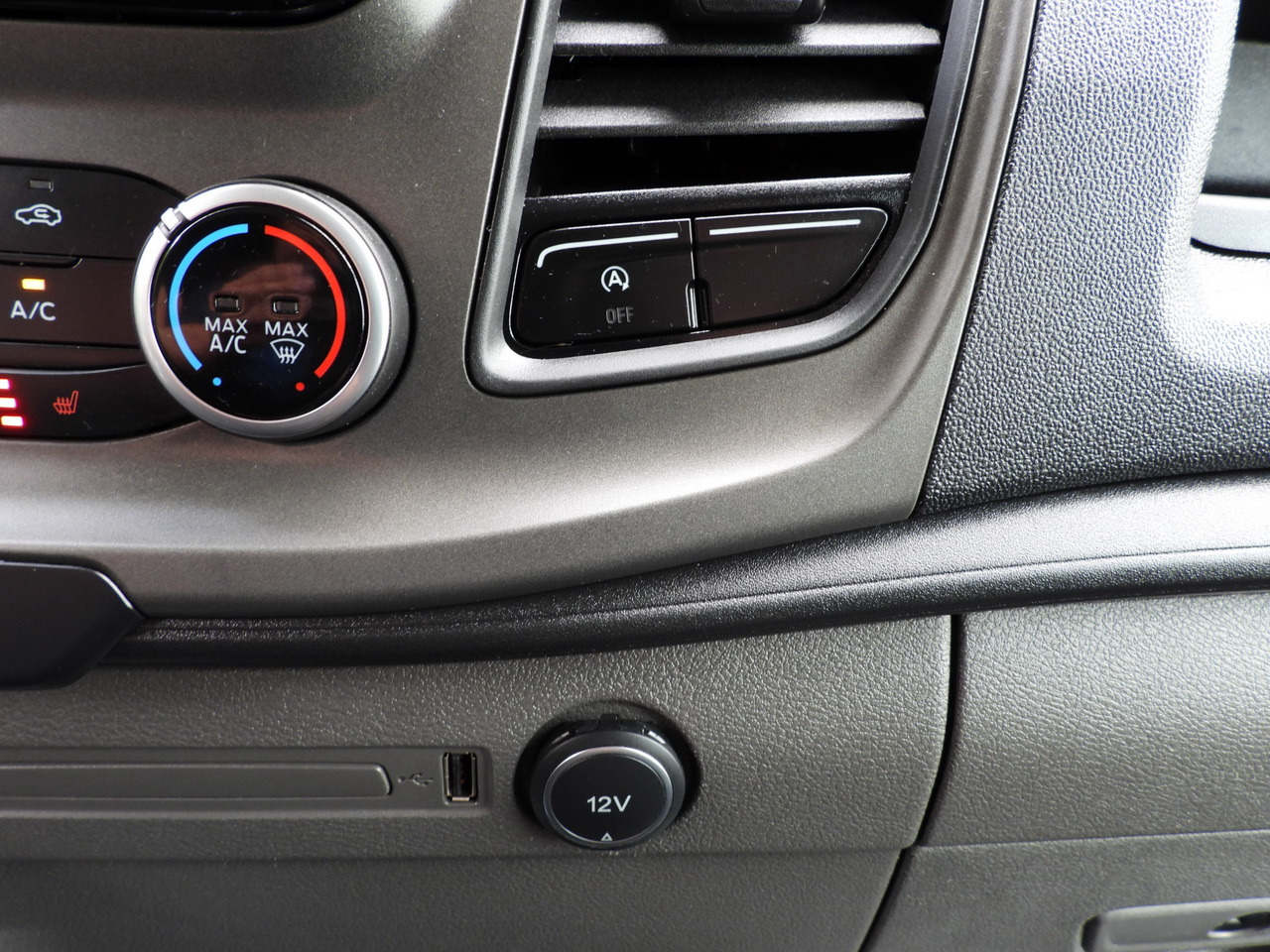 Curtain side van FORD TRANSIT TARPAULIN 10 PALLETS WEBASTO CRUISE CONTROL LED LIGHTS PNEUMATICS AIR CONDITIONING 160HP: picture 41 Curtain side van FORD TRANSIT TARPAULIN 10 PALLETS WEBASTO CRUISE CONTROL LED LIGHTS PNEUMATICS AIR CONDITIONING 160HP: picture 41