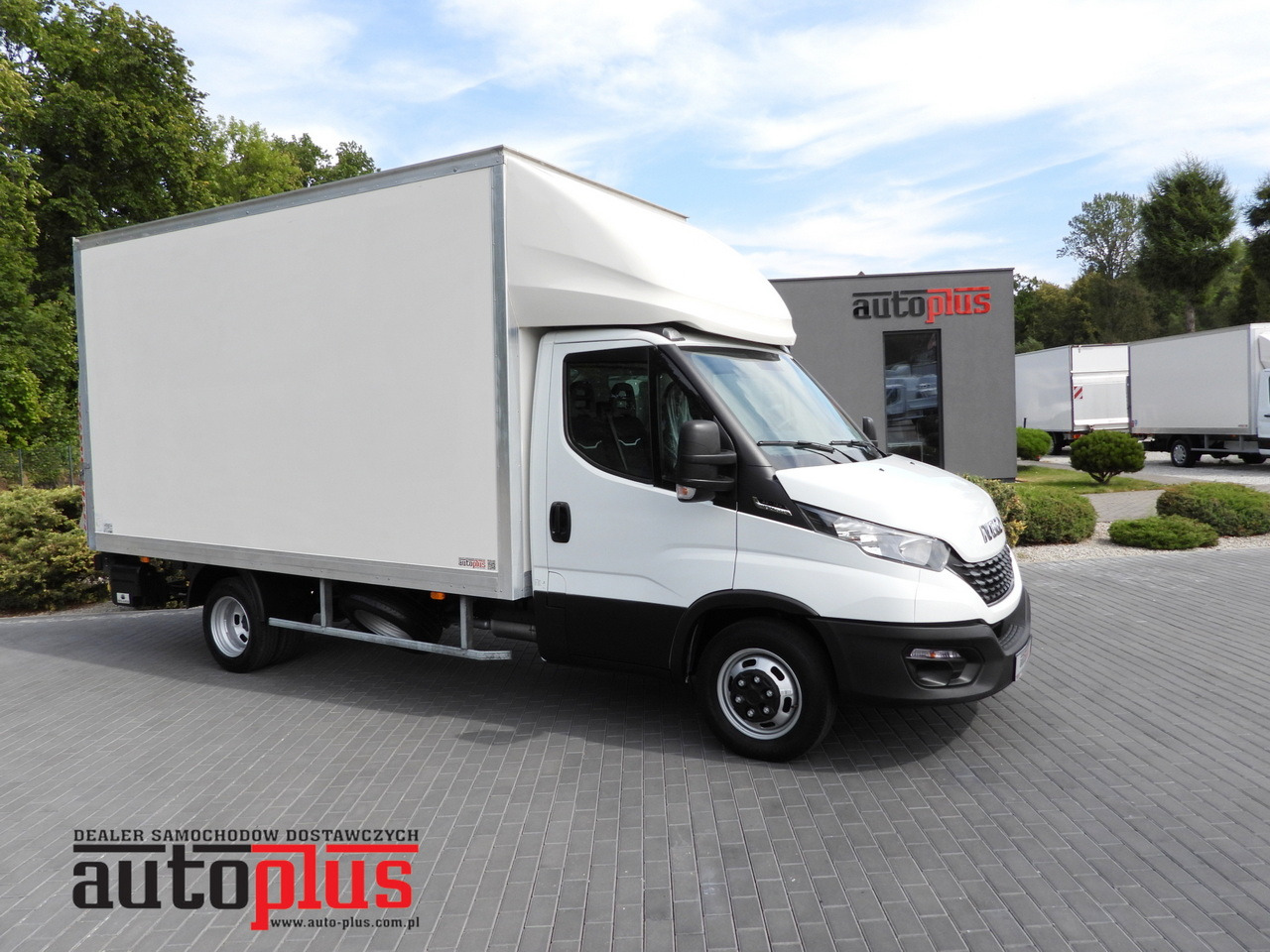 IVECO DAILY 35C16 BOX LIFT 8 PALLETS CRUISE CONTROL AUTOMATIC TRANSMISSION HI-MATIC TWIN WHEELS AIR CONDITIONING 160HP - Closed box van: picture 1 IVECO DAILY 35C16 BOX LIFT 8 PALLETS CRUISE CONTROL AUTOMATIC TRANSMISSION HI-MATIC TWIN WHEELS AIR CONDITIONING 160HP - Closed box van: picture 1