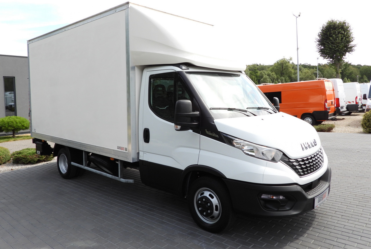 IVECO DAILY 35C16 BOX LIFT 8 PALLETS CRUISE CONTROL AUTOMATIC TRANSMISSION HI-MATIC TWIN WHEELS AIR CONDITIONING 160HP - Closed box van: picture 4 IVECO DAILY 35C16 BOX LIFT 8 PALLETS CRUISE CONTROL AUTOMATIC TRANSMISSION HI-MATIC TWIN WHEELS AIR CONDITIONING 160HP - Closed box van: picture 4