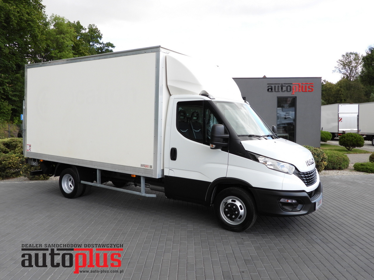 Closed box van IVECO DAILY 35C16 BOX LIFT 8 PALLETS CRUISE CONTROL TWIN WHEELS AIR CONDITIONING  160HP: picture 1
